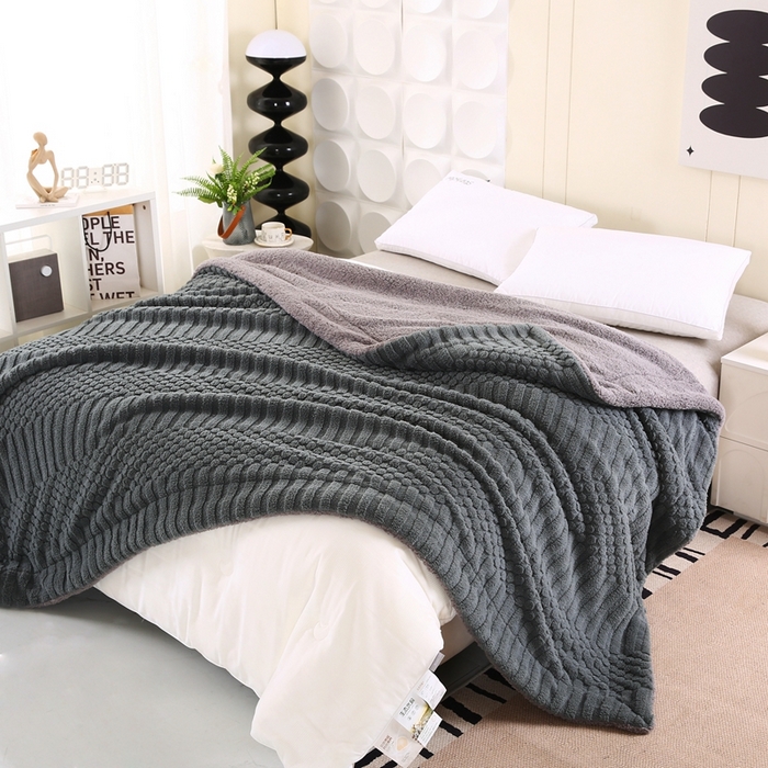 91家纺网 家纺一手货源 找家纺 巴木赫 2024新款舒棉绒点点塔芙绒双层配色羊羔绒沙发盖毯 深灰配色