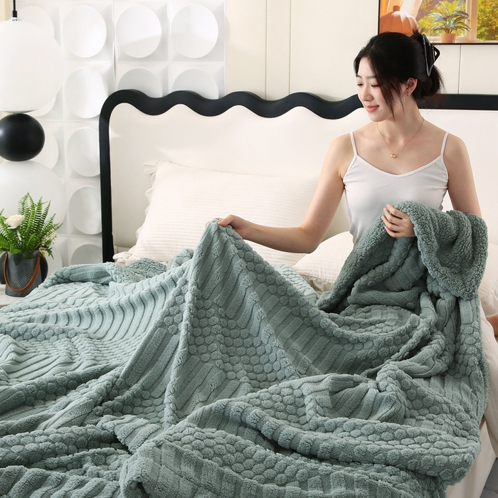 91家纺网 家纺一手货源 找家纺 巴木赫 2024新款舒棉绒点点塔芙绒双层配色羊羔绒沙发盖毯 茶绿配色