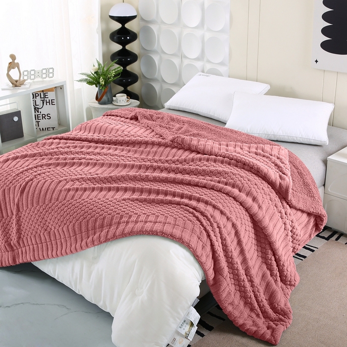 91家纺网 家纺一手货源 找家纺 巴木赫 2024新款舒棉绒点点塔芙绒双层配色羊羔绒沙发盖毯 豆沙配色