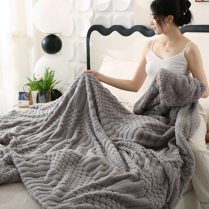 91家纺网 家纺一手货源 找家纺 巴木赫 2024新款舒棉绒点点塔芙绒双层配色羊羔绒沙发盖毯 银灰配色