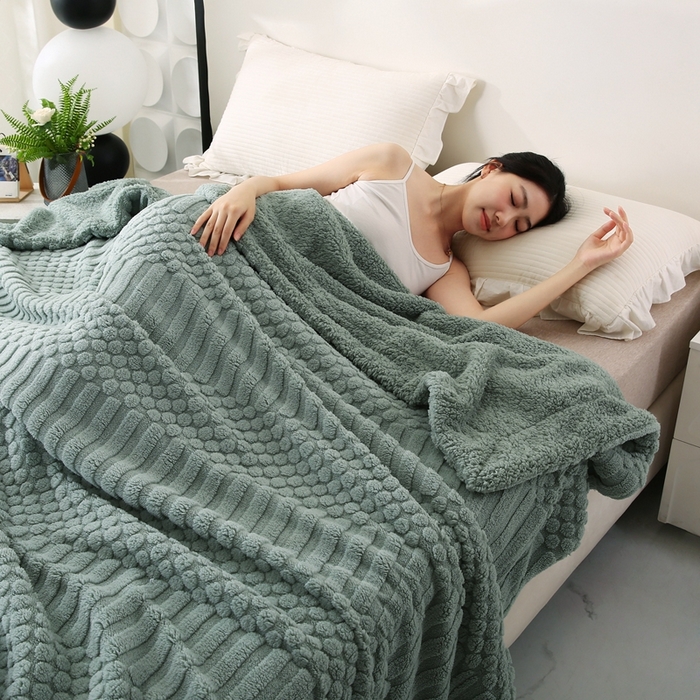 91家纺网 家纺一手货源 找家纺 巴木赫 2024新款舒棉绒点点塔芙绒双层配色羊羔绒沙发盖毯 茶绿配色