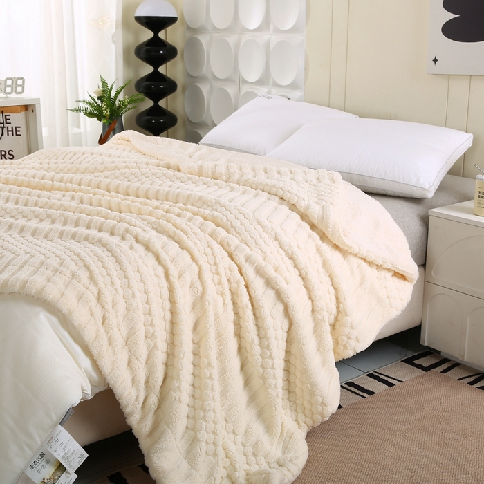 91家纺网 家纺一手货源 找家纺 巴木赫 2024新款舒棉绒点点塔芙绒双层配色羊羔绒沙发盖毯 米白配色