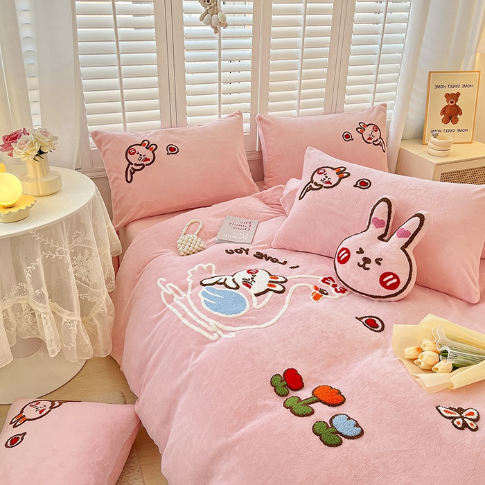 91家纺网 家纺一手货源 找家纺 （总）美梦莱 2024新款高克重牛奶绒全消光牛奶绒套件卡通绣花四件套