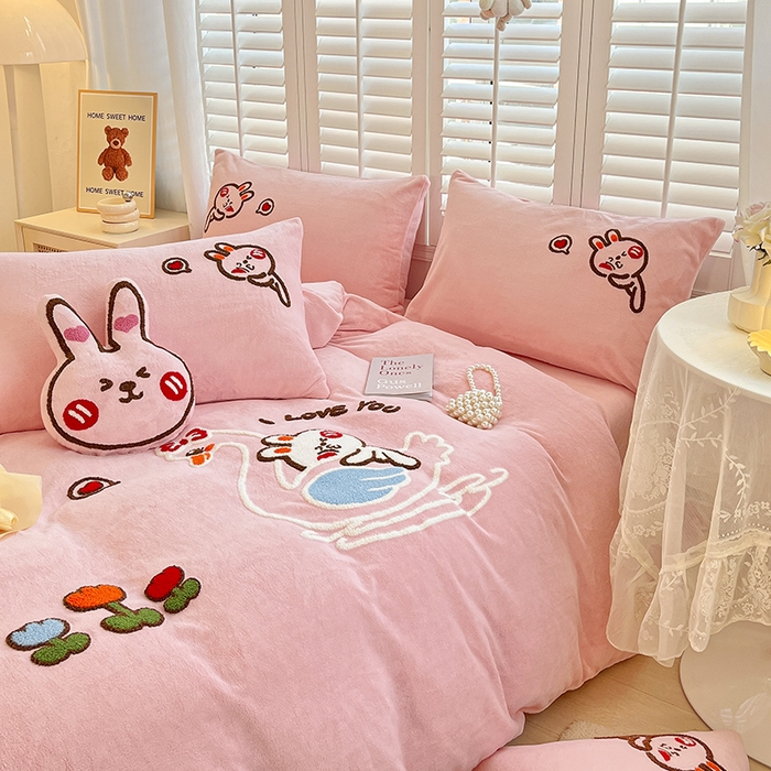 91家纺网 家纺一手货源 找家纺 （总）美梦莱 2024新款高克重牛奶绒全消光牛奶绒套件卡通绣花四件套