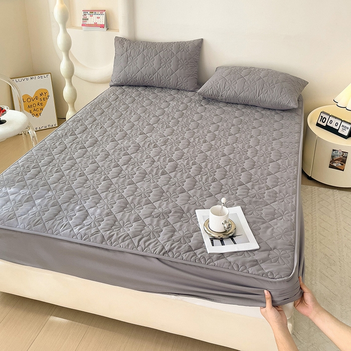 91家纺网 家纺一手货源 找家纺 维娜斯 2024新款防水夹棉床笠 四叶草浅灰