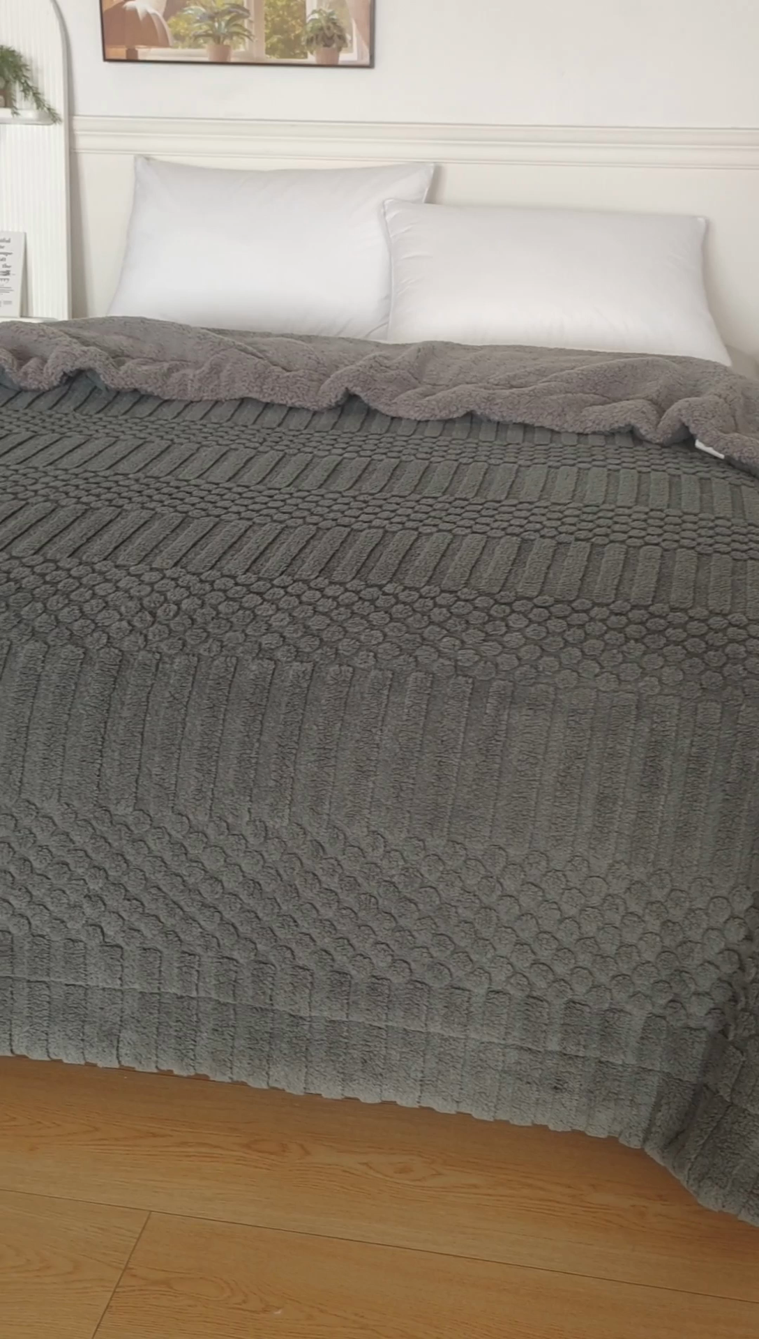 91家纺网 家纺一手货源 找家纺 巴木赫 2024新款舒棉绒点点塔芙绒双层配色羊羔绒沙发盖毯 银灰配色