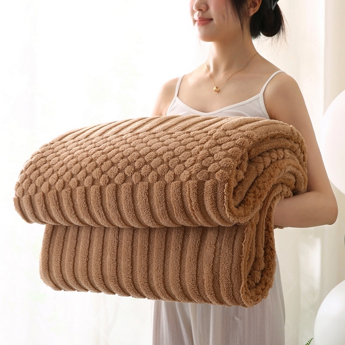 91家纺网 家纺一手货源 找家纺 巴木赫 2024新款舒棉绒点点塔芙绒双层配色羊羔绒沙发盖毯 棕咖配色