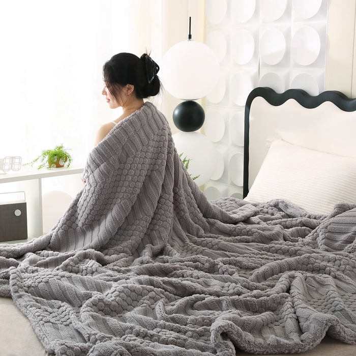 91家纺网 家纺一手货源 找家纺 巴木赫 2024新款舒棉绒点点塔芙绒双层配色羊羔绒沙发盖毯 银灰配色