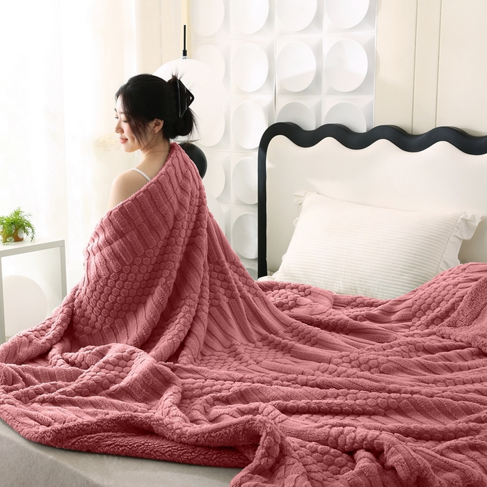 91家纺网 家纺一手货源 找家纺 巴木赫 2024新款舒棉绒点点塔芙绒双层配色羊羔绒沙发盖毯 豆沙配色