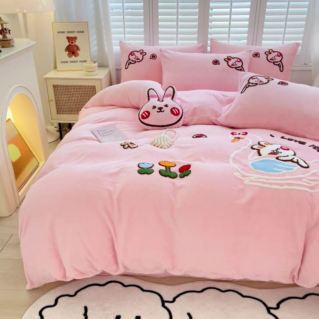 91家纺网 家纺一手货源 找家纺 （总）美梦莱 2024新款高克重牛奶绒全消光牛奶绒套件卡通绣花四件套