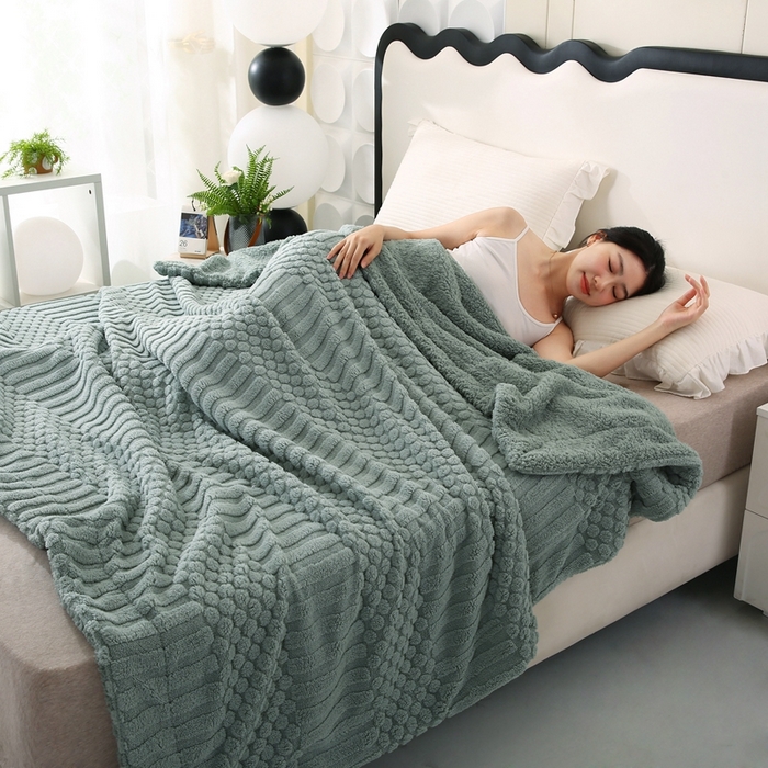 91家纺网 家纺一手货源 找家纺 巴木赫 2024新款舒棉绒点点塔芙绒双层配色羊羔绒沙发盖毯 茶绿配色