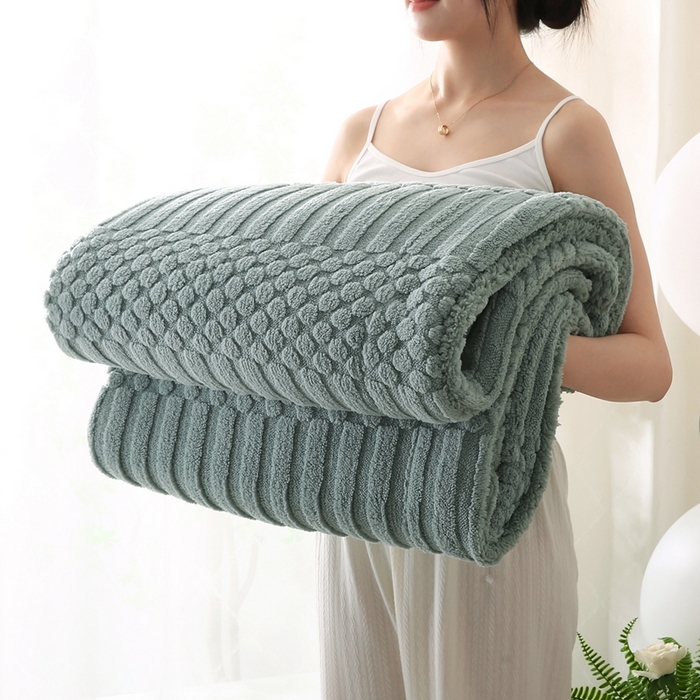 91家纺网 家纺一手货源 找家纺 巴木赫 2024新款舒棉绒点点塔芙绒双层配色羊羔绒沙发盖毯 茶绿配色