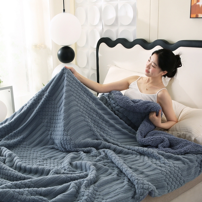 91家纺网 家纺一手货源 找家纺 巴木赫 2024新款舒棉绒点点塔芙绒双层配色羊羔绒沙发盖毯 灰蓝配色