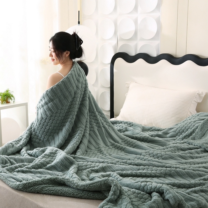 91家纺网 家纺一手货源 找家纺 巴木赫 2024新款舒棉绒点点塔芙绒双层配色羊羔绒沙发盖毯 茶绿配色