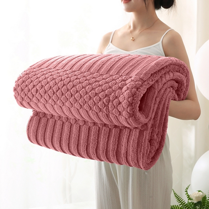 91家纺网 家纺一手货源 找家纺 巴木赫 2024新款舒棉绒点点塔芙绒双层配色羊羔绒沙发盖毯 豆沙配色