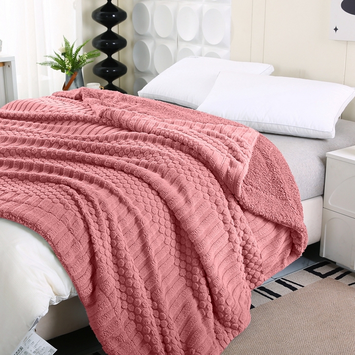 91家纺网 家纺一手货源 找家纺 巴木赫 2024新款舒棉绒点点塔芙绒双层配色羊羔绒沙发盖毯 豆沙配色