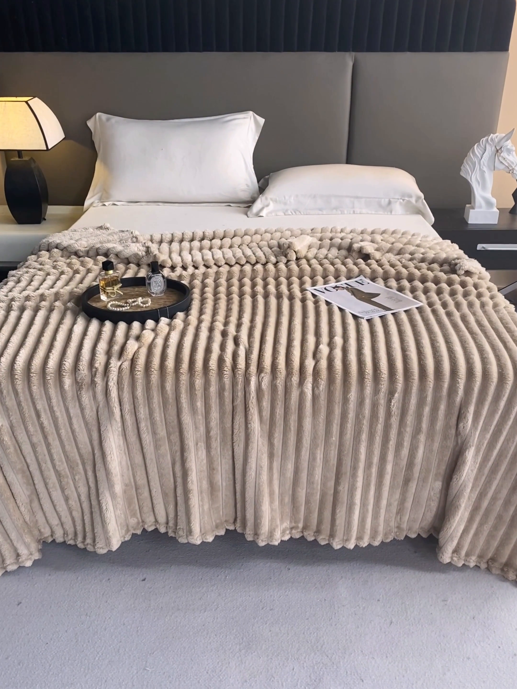 91家纺网 家纺一手货源 找家纺 （总）美梦莱 2024新款大泡泡抽条双面兔毛绒毯子家用毯午睡盖毯