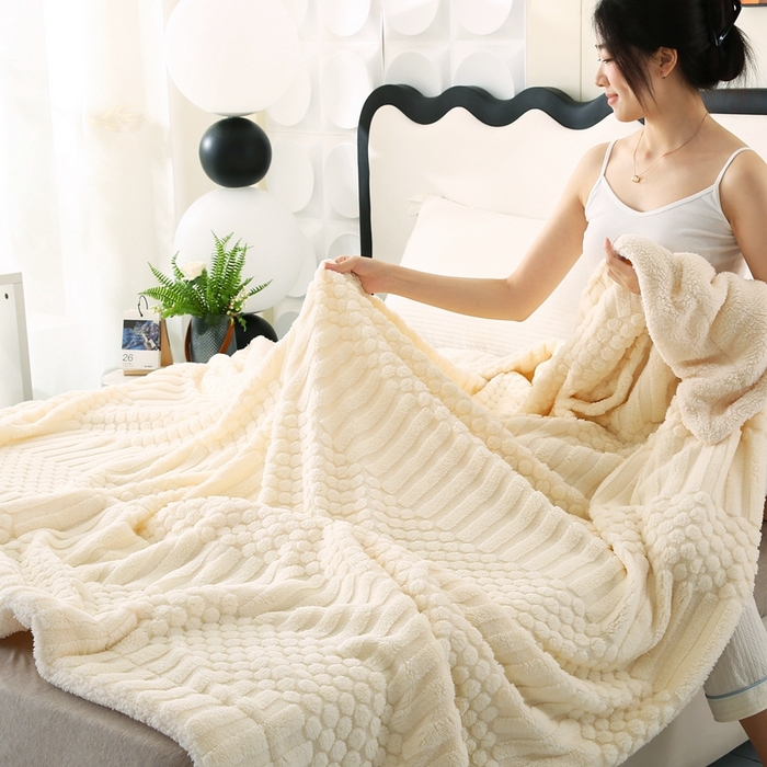 91家纺网 家纺一手货源 找家纺 巴木赫 2024新款舒棉绒点点塔芙绒双层配色羊羔绒沙发盖毯 米白配色