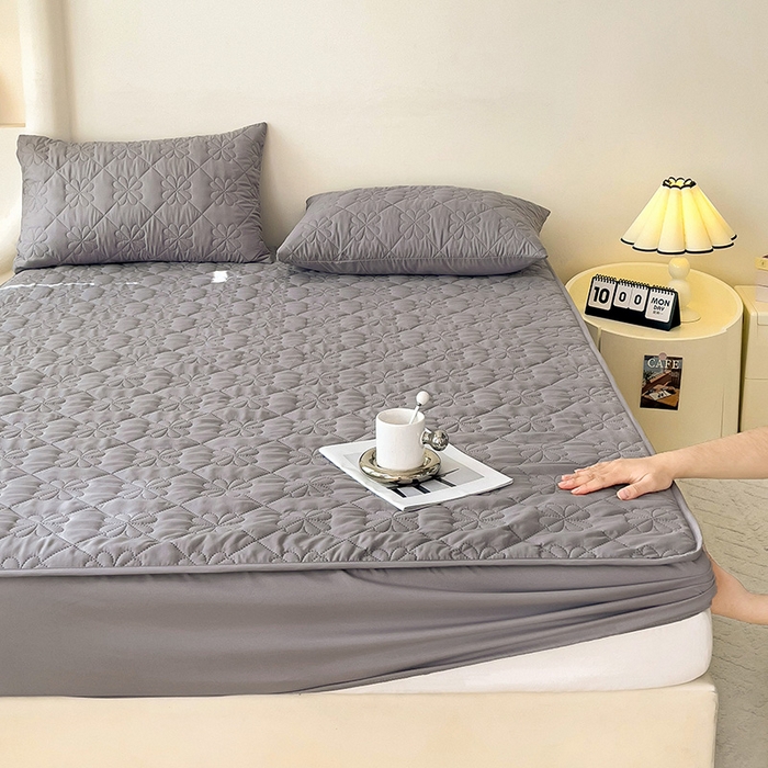 91家纺网 家纺一手货源 找家纺 维娜斯 2024新款防水夹棉床笠 四叶草浅灰