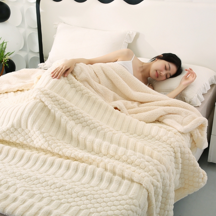 91家纺网 家纺一手货源 找家纺 巴木赫 2024新款舒棉绒点点塔芙绒双层配色羊羔绒沙发盖毯 米白配色