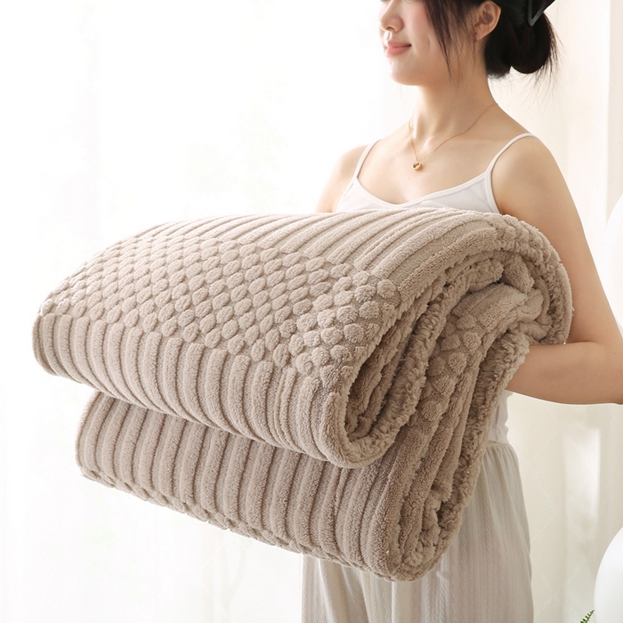 91家纺网 家纺一手货源 找家纺 巴木赫 2024新款舒棉绒点点塔芙绒双层配色羊羔绒沙发盖毯 米杏配色