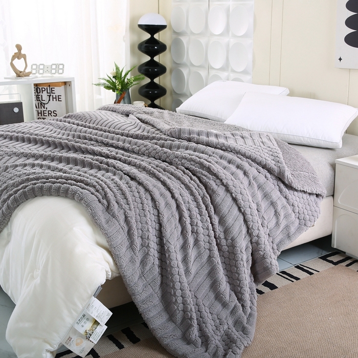 91家纺网 家纺一手货源 找家纺 巴木赫 2024新款舒棉绒点点塔芙绒双层配色羊羔绒沙发盖毯 银灰配色