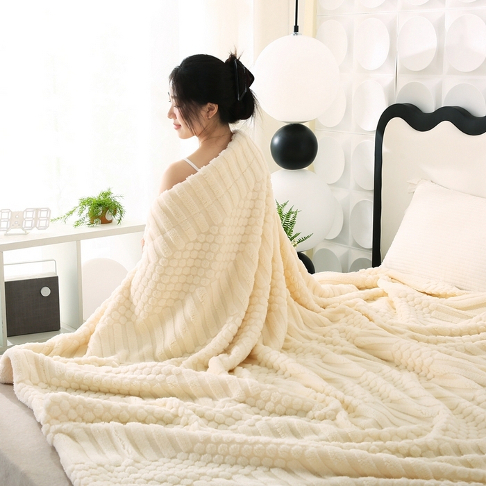 91家纺网 家纺一手货源 找家纺 巴木赫 2024新款舒棉绒点点塔芙绒双层配色羊羔绒沙发盖毯 米白配色