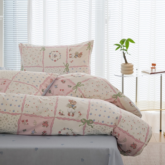 91家纺网 家纺一手货源 找家纺 布可家纺 2025新款水洗棉印花四件套 粉格子兔