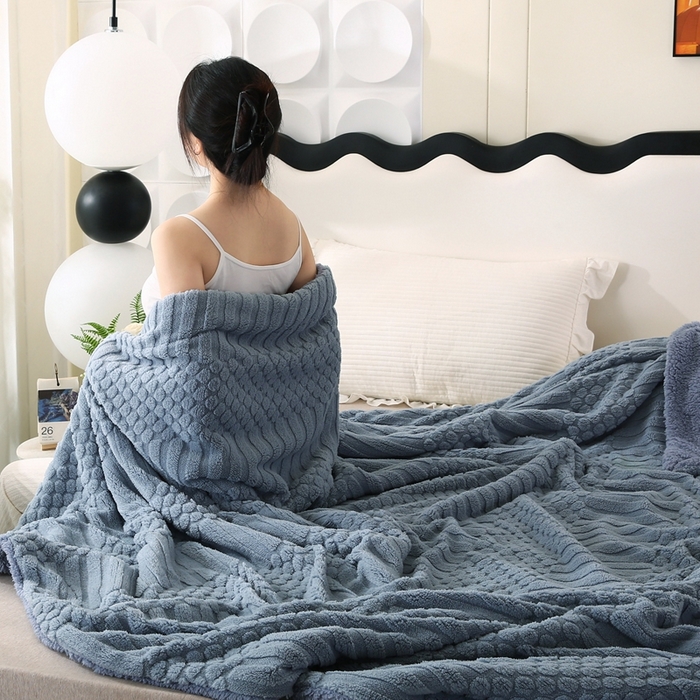 91家纺网 家纺一手货源 找家纺 巴木赫 2024新款舒棉绒点点塔芙绒双层配色羊羔绒沙发盖毯 灰蓝配色