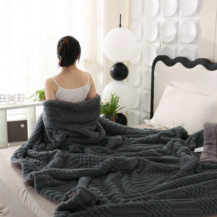 91家纺网 家纺一手货源 找家纺 巴木赫 2024新款舒棉绒点点塔芙绒双层配色羊羔绒沙发盖毯 深灰配色