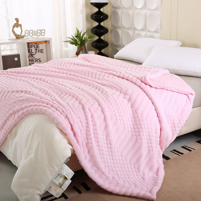 91家纺网 家纺一手货源 找家纺 巴木赫 2024新款舒棉绒点点塔芙绒双层配色羊羔绒沙发盖毯 浅粉配色