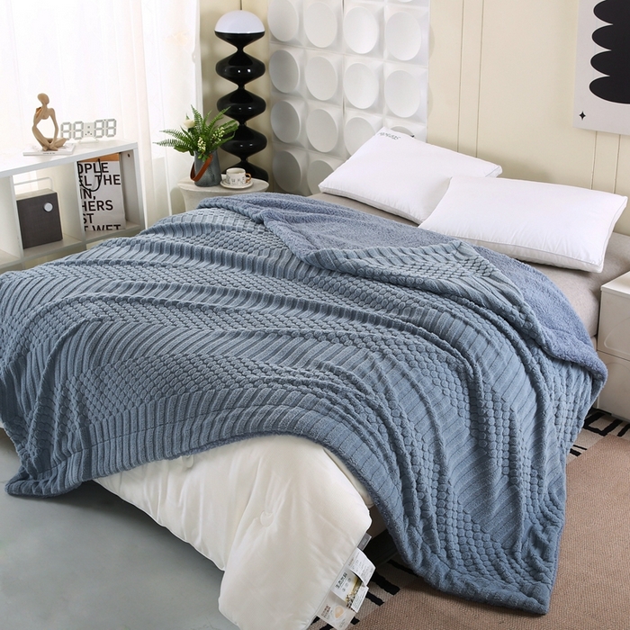 91家纺网 家纺一手货源 找家纺 巴木赫 2024新款舒棉绒点点塔芙绒双层配色羊羔绒沙发盖毯 灰蓝配色