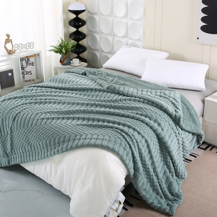 91家纺网 家纺一手货源 找家纺 巴木赫 2024新款舒棉绒点点塔芙绒双层配色羊羔绒沙发盖毯 茶绿配色