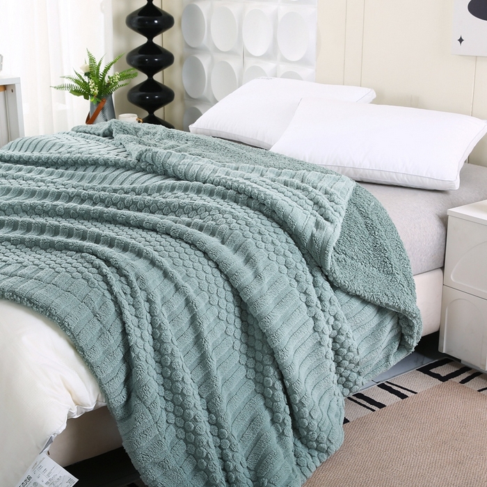 91家纺网 家纺一手货源 找家纺 巴木赫 2024新款舒棉绒点点塔芙绒双层配色羊羔绒沙发盖毯 茶绿配色