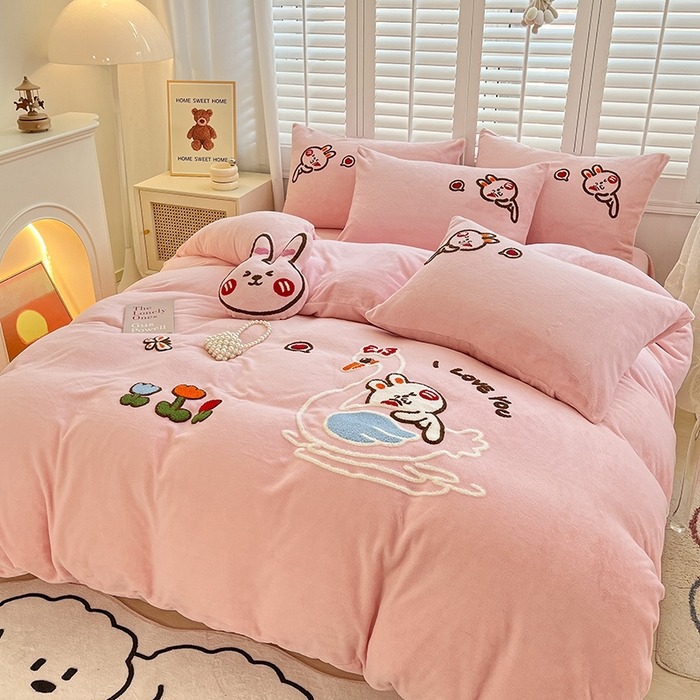 91家纺网 家纺一手货源 找家纺 （总）美梦莱 2024新款高克重牛奶绒全消光牛奶绒套件卡通绣花四件套