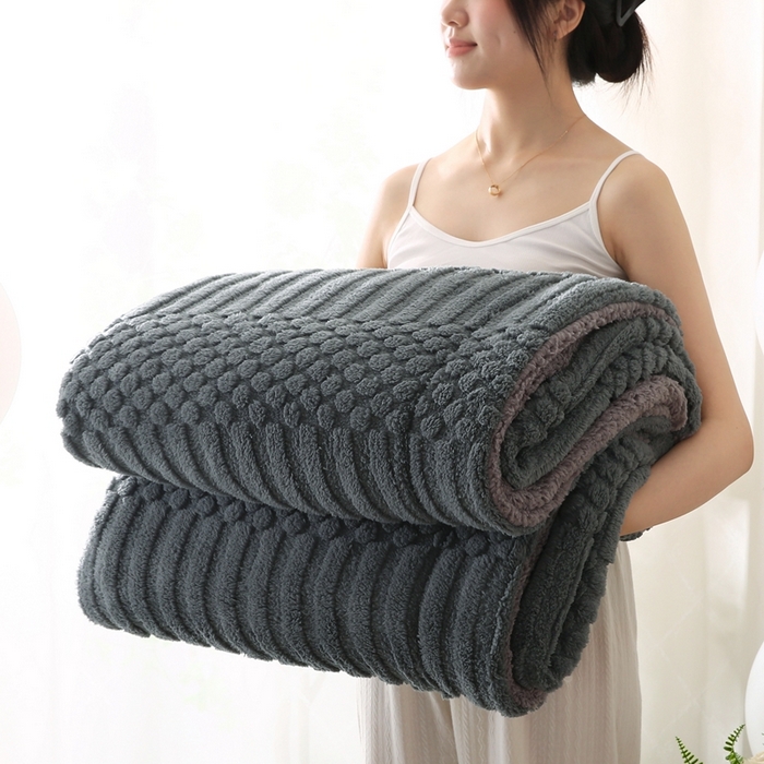 91家纺网 家纺一手货源 找家纺 巴木赫 2024新款舒棉绒点点塔芙绒双层配色羊羔绒沙发盖毯 深灰配色