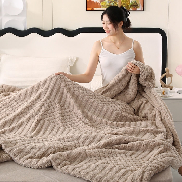 91家纺网 家纺一手货源 找家纺 巴木赫 2024新款舒棉绒点点塔芙绒双层配色羊羔绒沙发盖毯 米杏配色