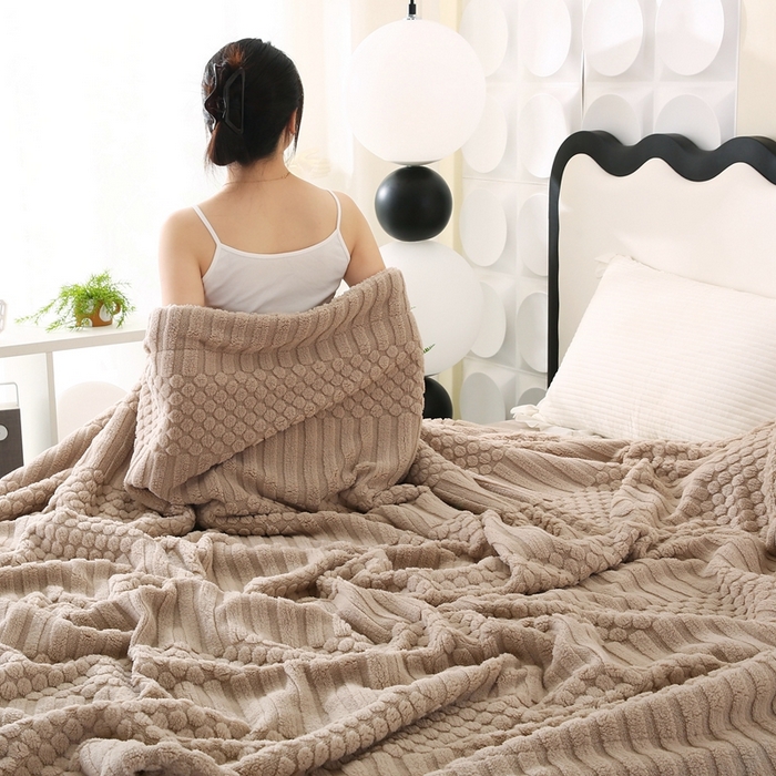 91家纺网 家纺一手货源 找家纺 巴木赫 2024新款舒棉绒点点塔芙绒双层配色羊羔绒沙发盖毯 米杏配色