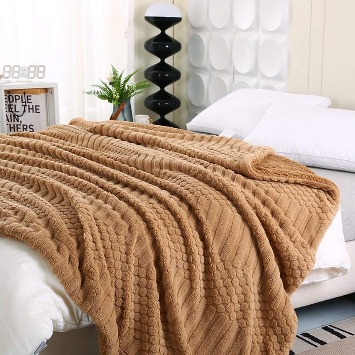 91家纺网 家纺一手货源 找家纺 巴木赫 2024新款舒棉绒点点塔芙绒双层配色羊羔绒沙发盖毯 棕咖配色