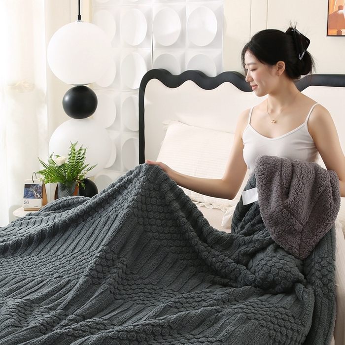 91家纺网 家纺一手货源 找家纺 巴木赫 2024新款舒棉绒点点塔芙绒双层配色羊羔绒沙发盖毯 深灰配色