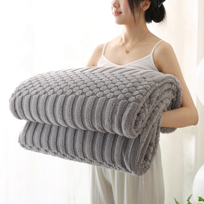 91家纺网 家纺一手货源 找家纺 巴木赫 2024新款舒棉绒点点塔芙绒双层配色羊羔绒沙发盖毯 银灰配色