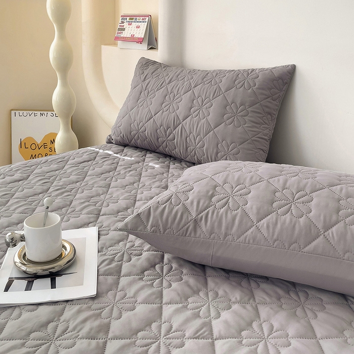 91家纺网 家纺一手货源 找家纺 维娜斯 2024新款防水夹棉床笠 四叶草浅灰