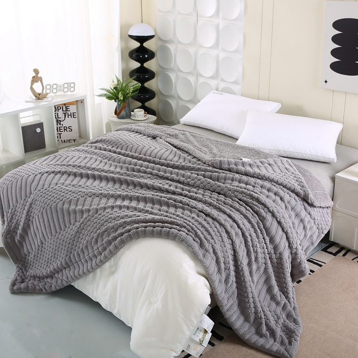 91家纺网 家纺一手货源 找家纺 巴木赫 2024新款舒棉绒点点塔芙绒双层配色羊羔绒沙发盖毯 银灰配色