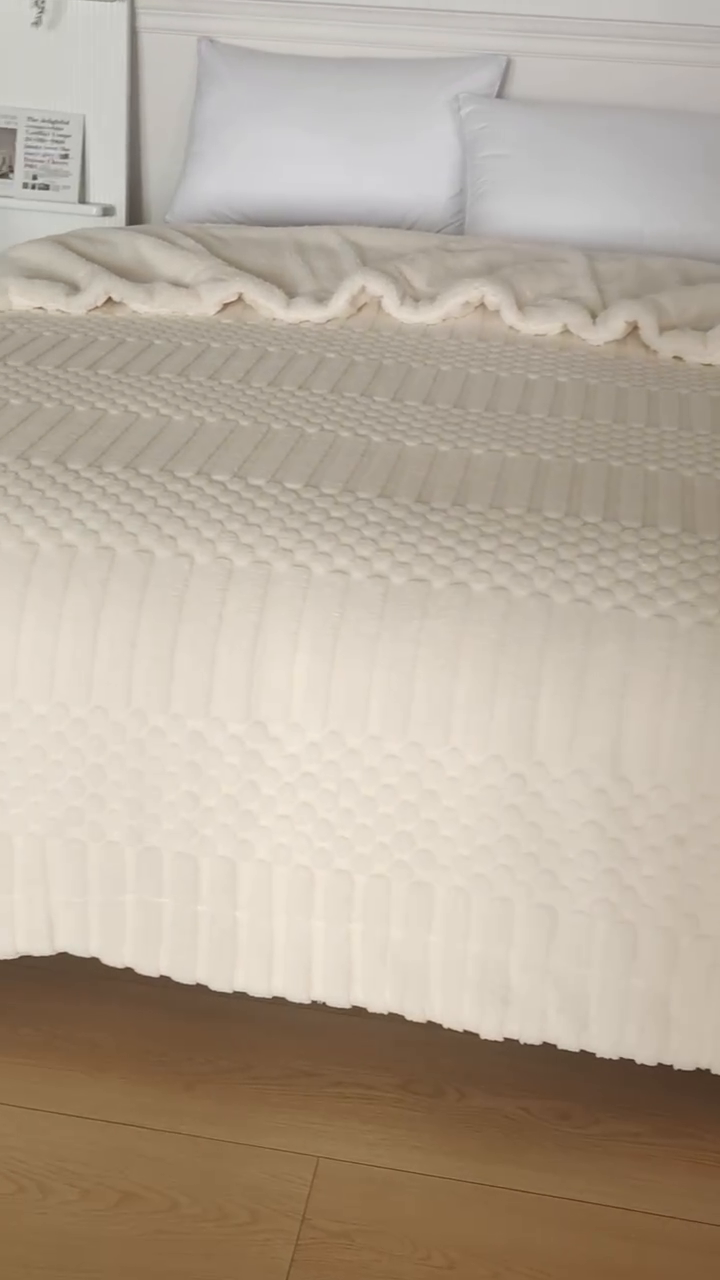 91家纺网 家纺一手货源 找家纺 巴木赫 2024新款舒棉绒点点塔芙绒双层配色羊羔绒沙发盖毯 米白配色