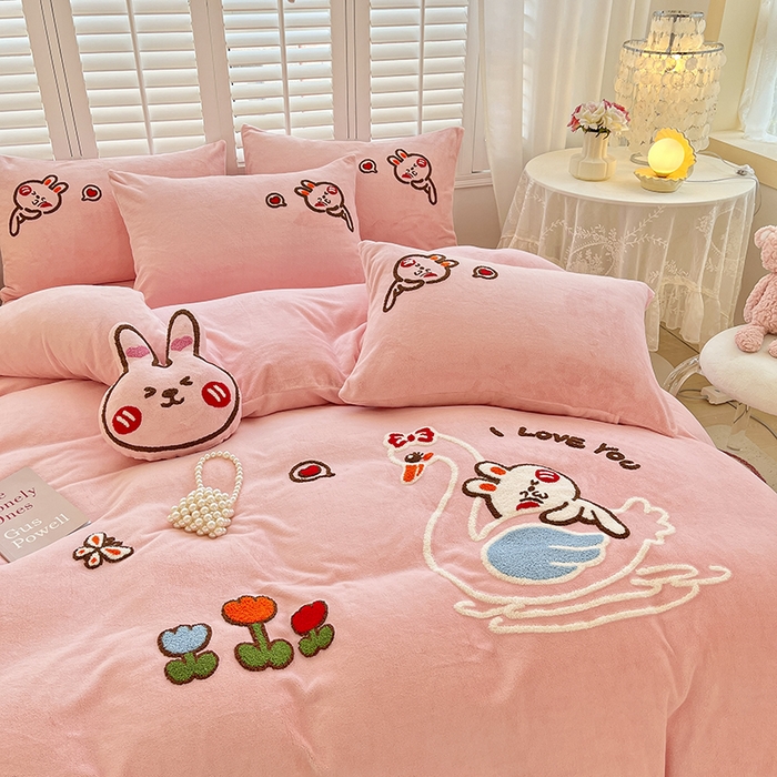 91家纺网 家纺一手货源 找家纺 （总）美梦莱 2024新款高克重牛奶绒全消光牛奶绒套件卡通绣花四件套