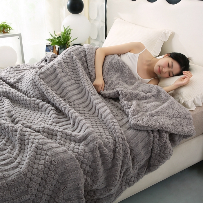 91家纺网 家纺一手货源 找家纺 巴木赫 2024新款舒棉绒点点塔芙绒双层配色羊羔绒沙发盖毯 银灰配色