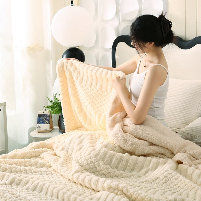 91家纺网 家纺一手货源 找家纺 巴木赫 2024新款舒棉绒点点塔芙绒双层配色羊羔绒沙发盖毯 米白配色