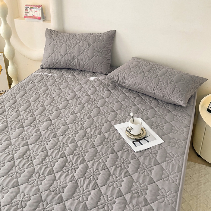 91家纺网 家纺一手货源 找家纺 维娜斯 2024新款防水夹棉床笠 四叶草浅灰