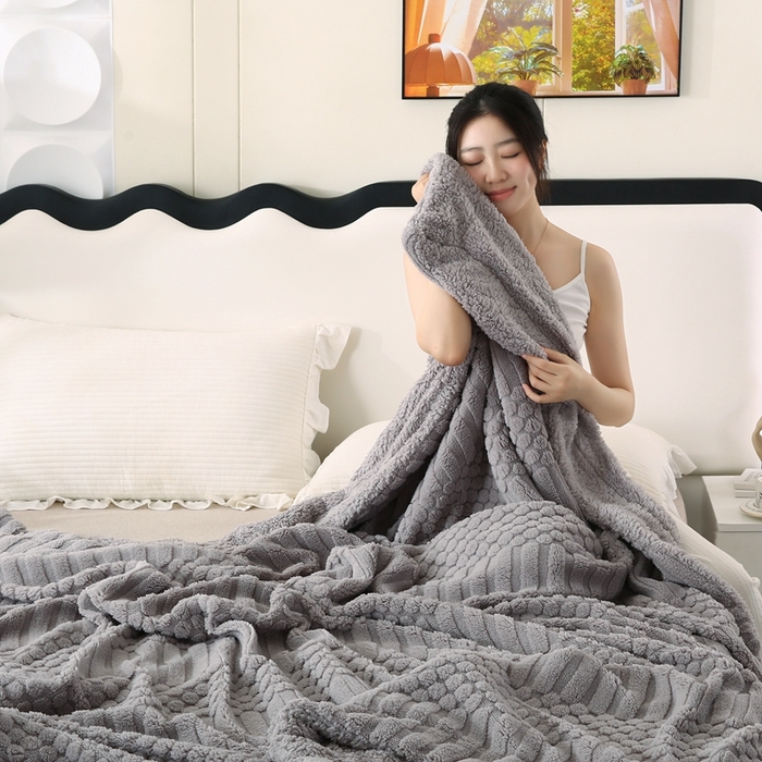 91家纺网 家纺一手货源 找家纺 巴木赫 2024新款舒棉绒点点塔芙绒双层配色羊羔绒沙发盖毯 银灰配色