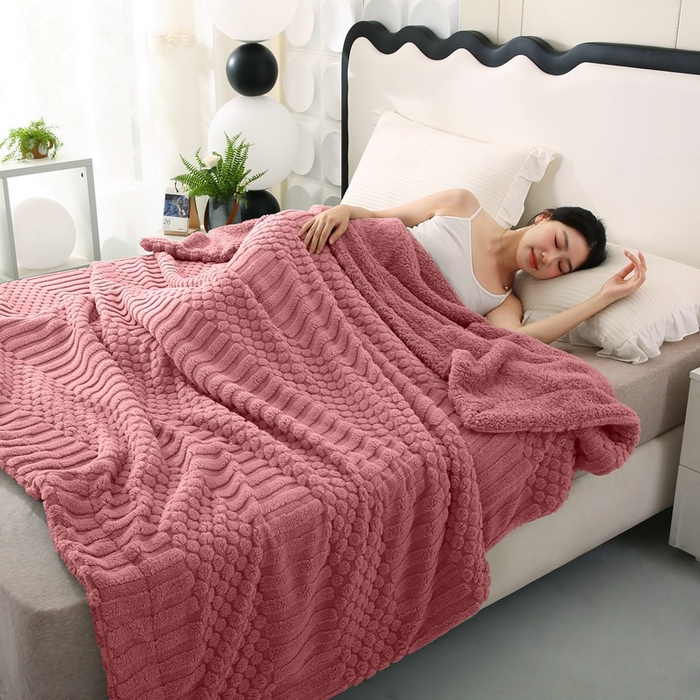 91家纺网 家纺一手货源 找家纺 巴木赫 2024新款舒棉绒点点塔芙绒双层配色羊羔绒沙发盖毯 豆沙配色